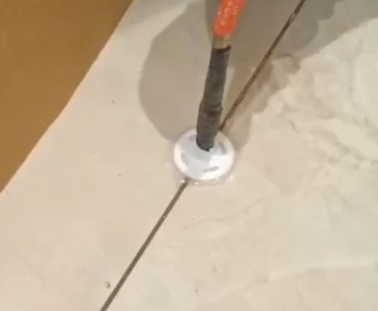 石门瓷砖空鼓维修公司专业解答瓷砖在铺贴过程中，如果没有涂抹均匀到位的粘结材料（如水泥砂浆或瓷砖胶），可能会导致以下问题