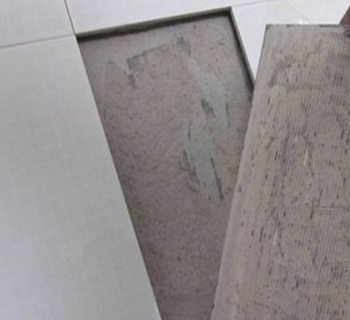 石门瓷砖空鼓维修公司分享瓷砖铺贴时如果打浆（即涂抹在瓷砖背面和基层上的砂浆或瓷砖胶）过少，会带来以下问题